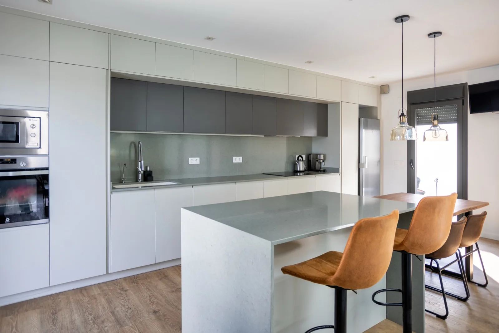 Cocina de la Homi III en blanco y grafito con isla de encimera clara